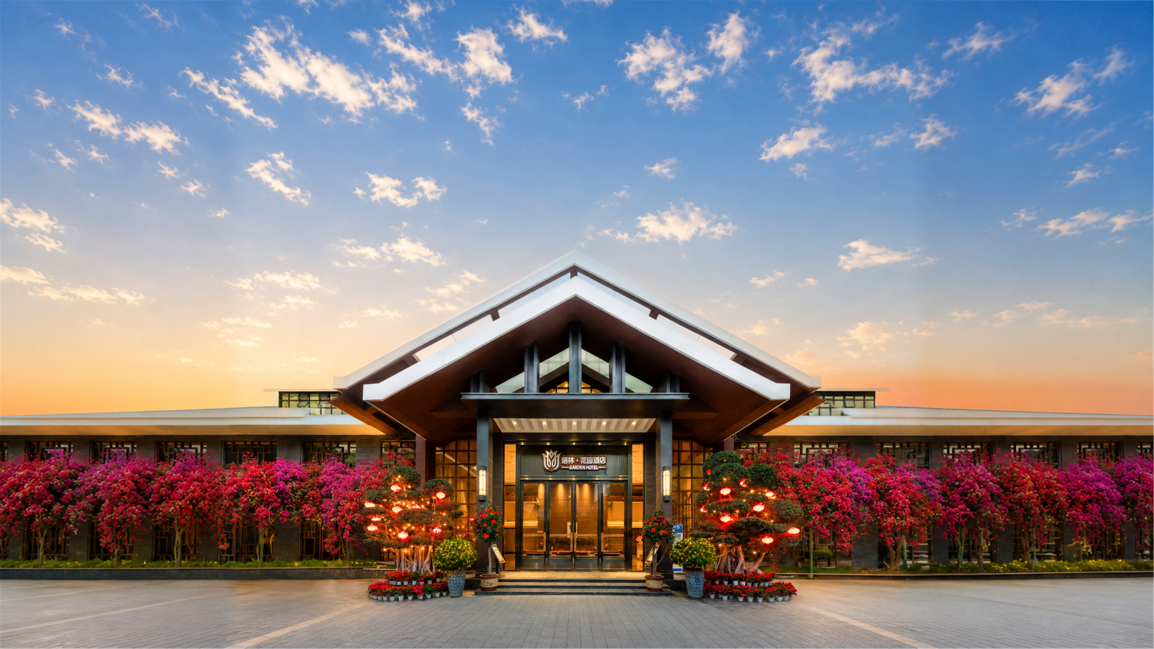 酒店门头与花园